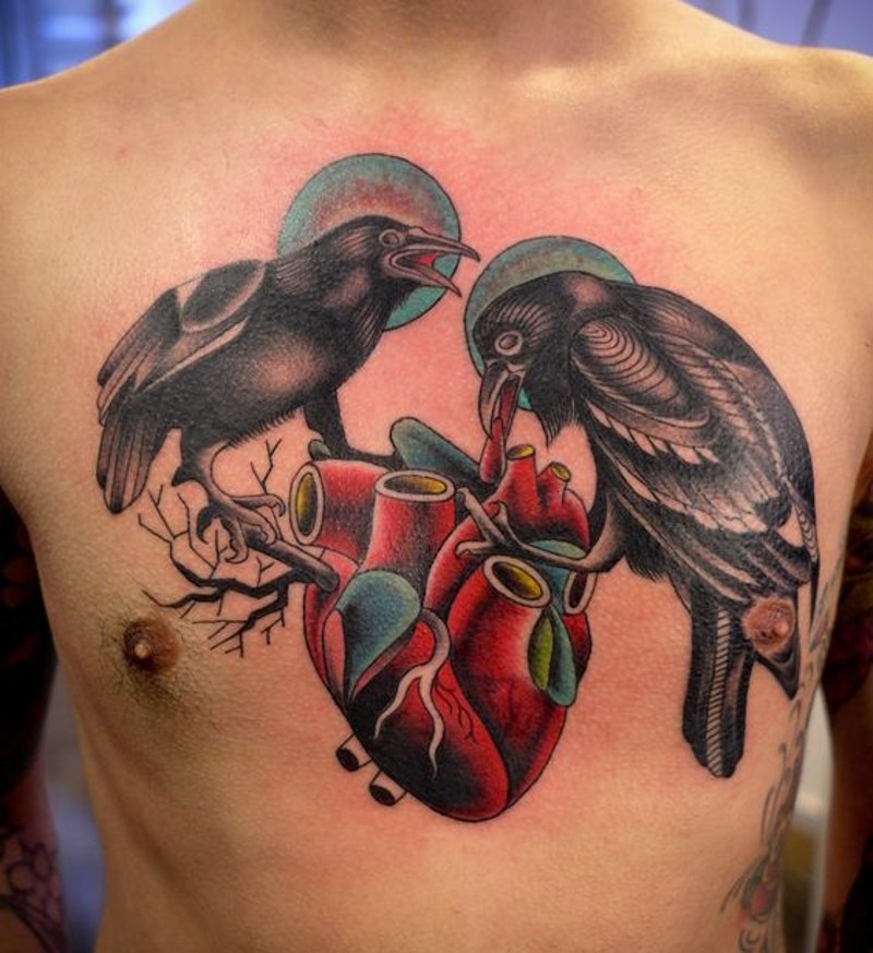 胸部彩色乌鸦心脏纹身图案