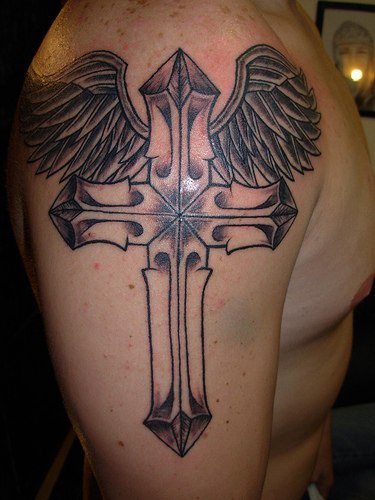 大臂十字架和翅膀纹身图案