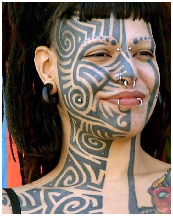波利尼西亚女孩脸部黑色的图腾纹身图案