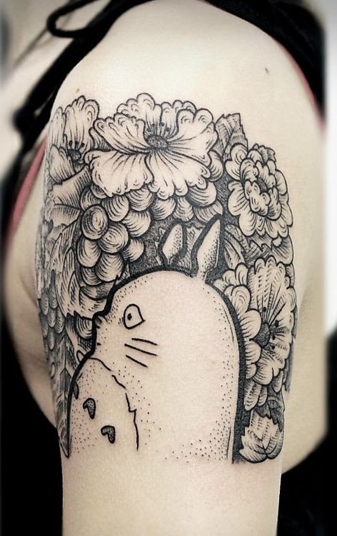 大臂黑白点刺卡通龙猫与花朵纹身图案