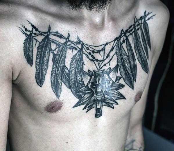 胸部恐怖的黑色神秘羽毛项链纹身图案