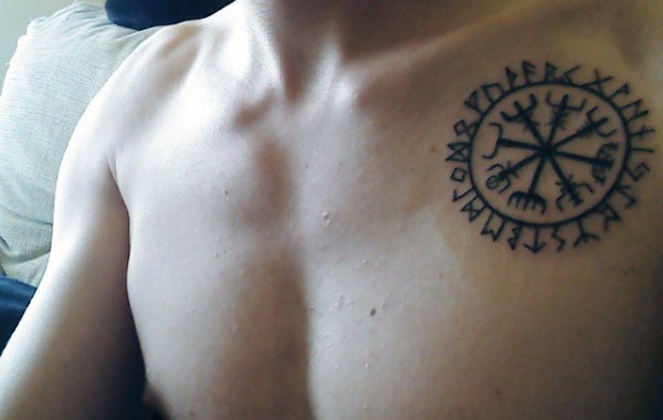 胸部部落风格黑色符号纹身图案
