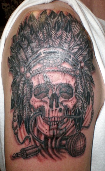 大臂黑灰印度骷髅与麦克风纹身图案