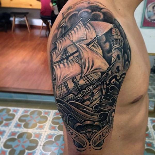 大臂黑灰帆船与灯塔字母纹身图案