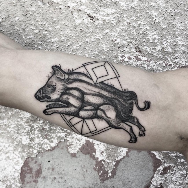 大臂部落风格黑色野猪与几何图形纹身图案