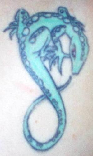 蓝色蜥蜴组成的无限符号纹身图案