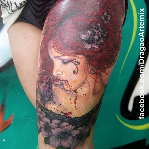 大腿彩色血腥妇女与蝴蝶和花朵纹身图案
