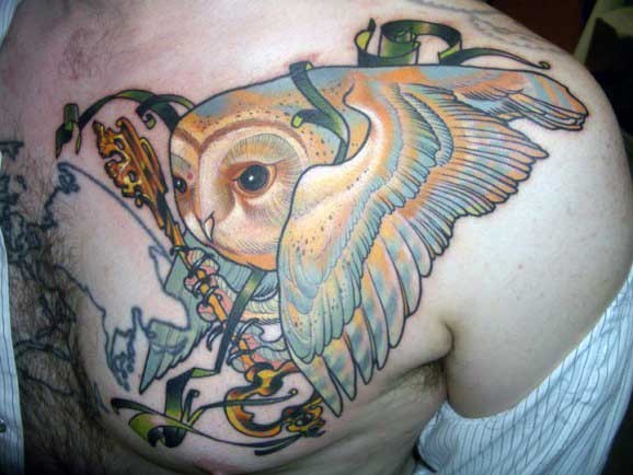 胸部非常逼真的猫头鹰和金色钥匙纹身图案