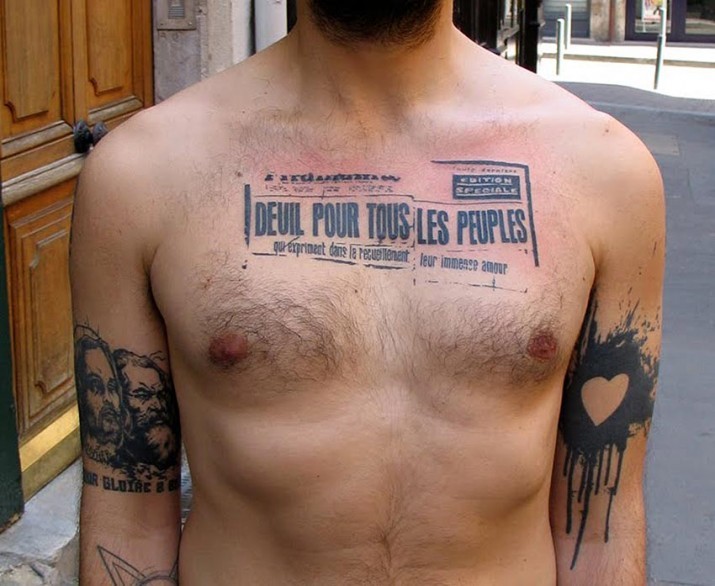 男子胸部黑色打印字母纹身图案