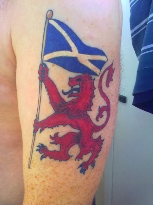 苏格兰红狮子与蓝旗纹身图案