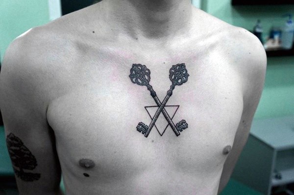 胸部黑色三角形与钥匙纹身图案