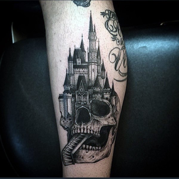 小腿惊人的黑白中世纪城堡和骷髅纹身图案