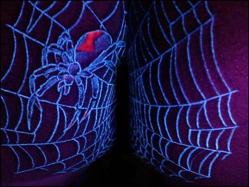 荧光蜘蛛和蜘蛛网纹身图案