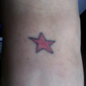 黑色线条小红星纹身图案