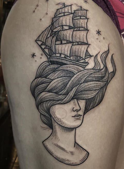 大腿黑色线条点刺神秘女子与帆船纹身图案