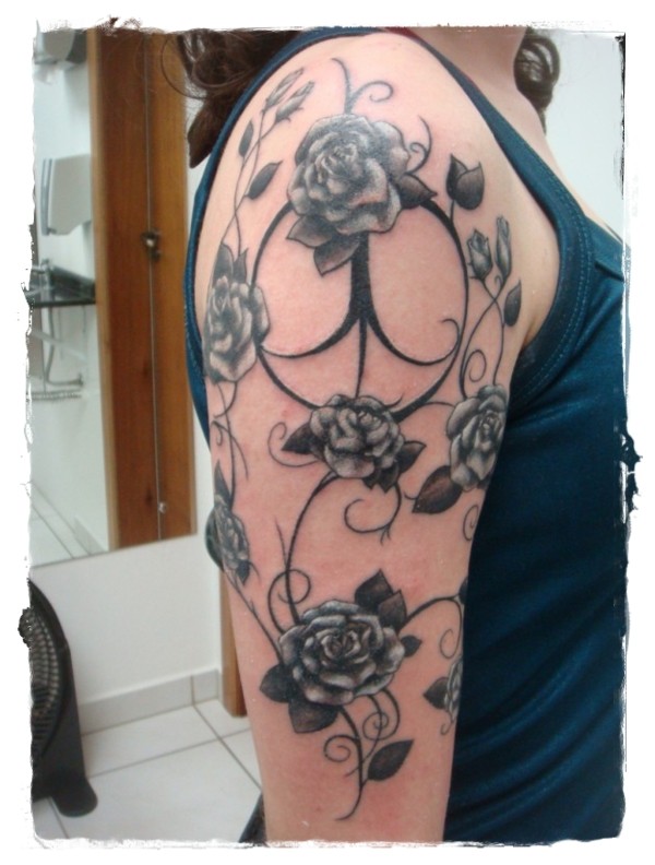 大臂传统彩绘玫瑰藤蔓纹身图案
