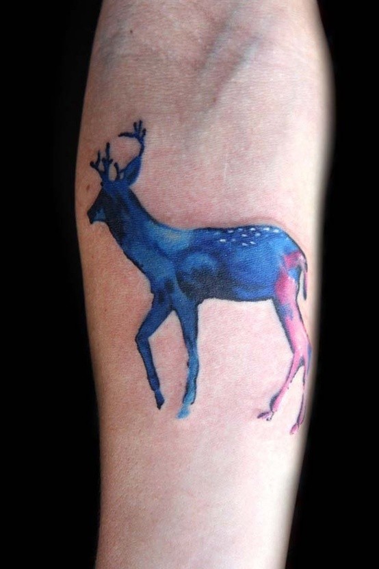 手臂蓝色插画风格小鹿纹身图案