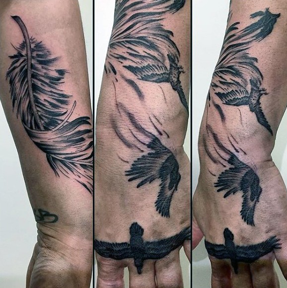 手腕戏剧风格黑灰乌鸦与羽毛纹身图案