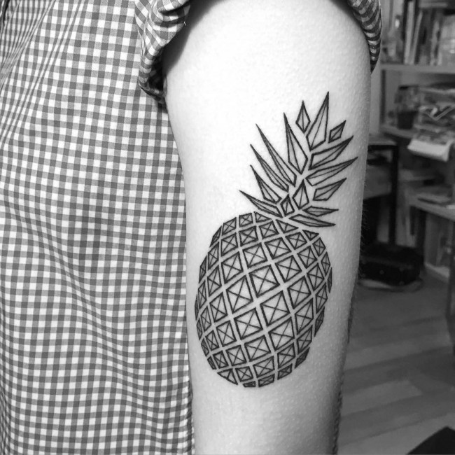 手臂黑色几何风格菠萝纹身图案