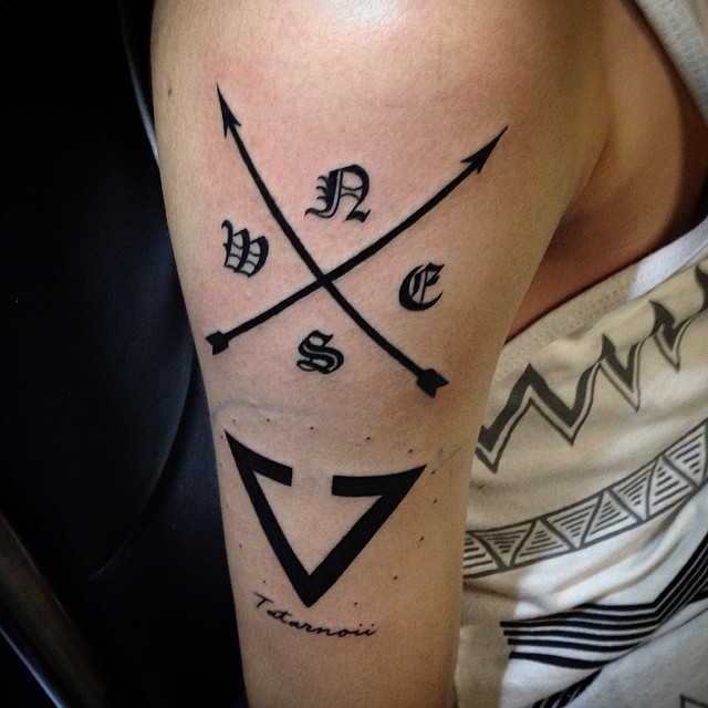 大臂个性的黑色交叉箭与各种符号纹身图案