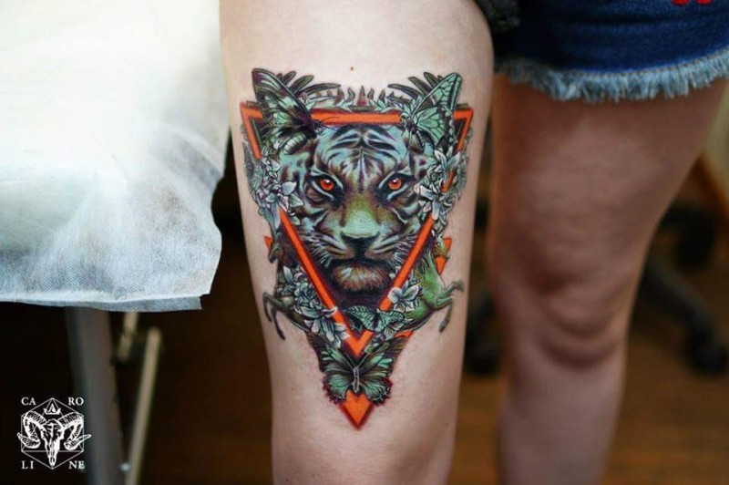 大腿彩色猫与三角形和蝴蝶花卉纹身图案