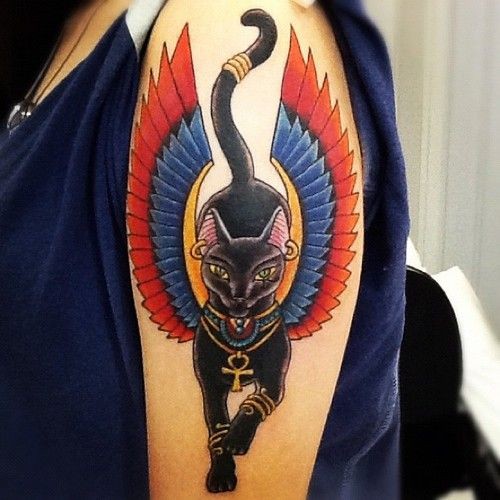 手臂神圣的埃及猫和翅膀纹身图案