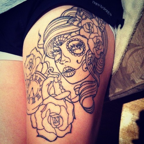 大腿黑色线条女郎和玫瑰时钟纹身图案