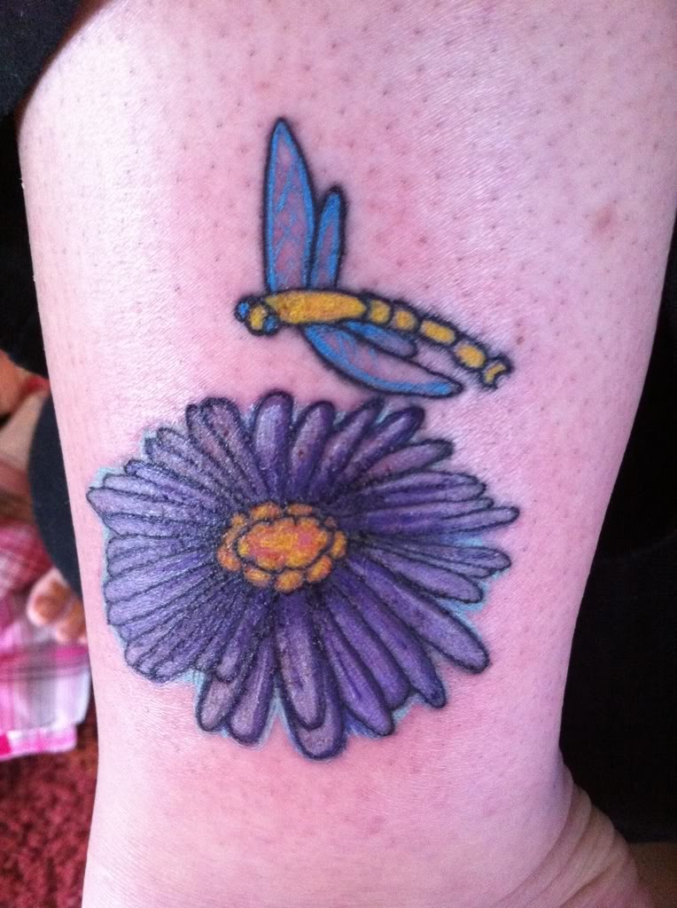 可爱的卡通紫色花朵与蜜蜂纹身图案