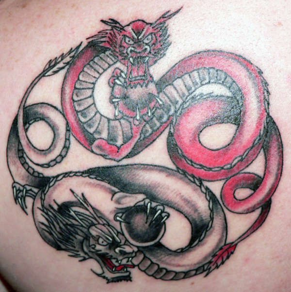 红色和黑色龙组合阴阳八卦纹身图案
