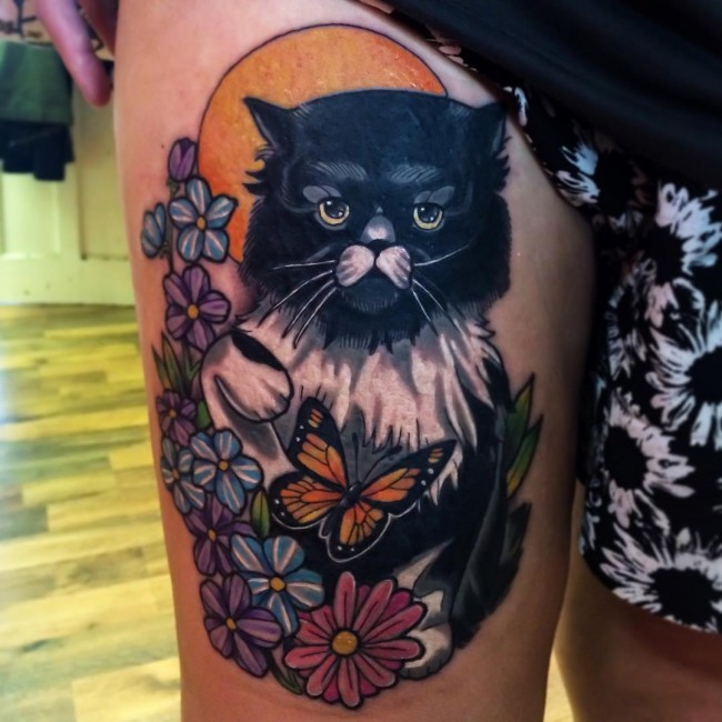 插画风格彩色大腿猫与花朵和蝴蝶大腿纹身图案