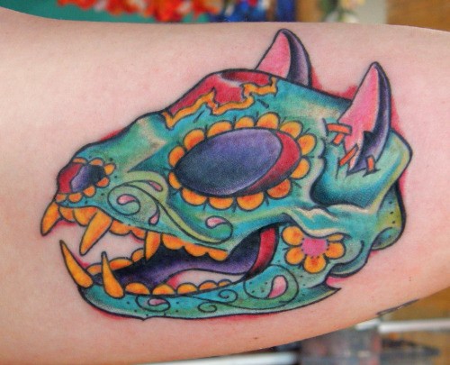 墨西哥风格彩色猫头骨花朵大臂纹身图案