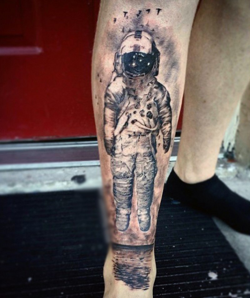 小腿海面黑白宇航员与飞鸟纹身图案
