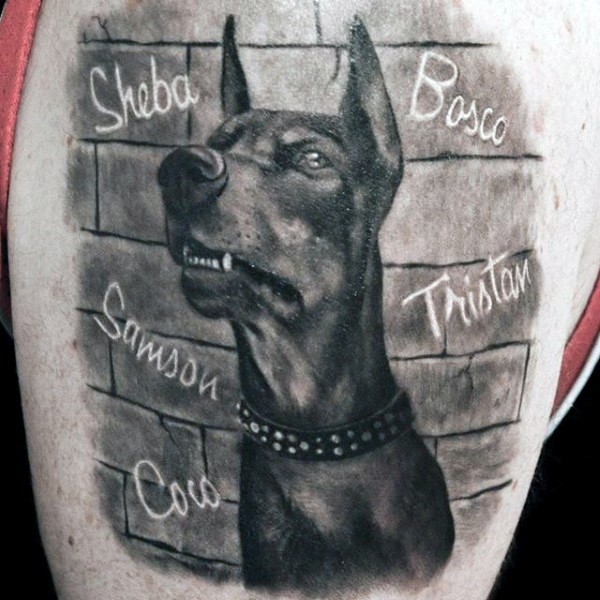 大臂黑白写实狗头像与字母纹身图案