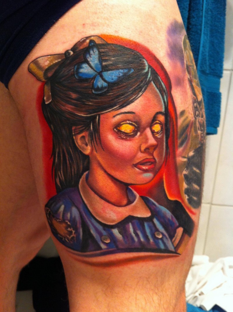 大腿恐怖风格邪恶怪物女孩与蝴蝶纹身图案