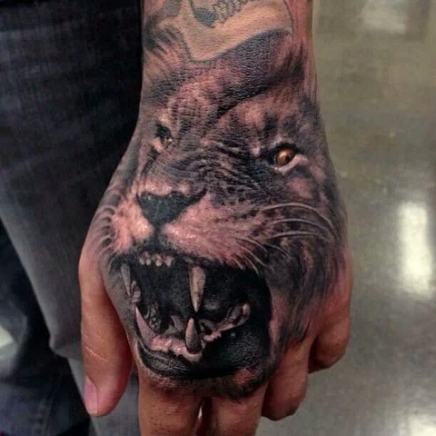 黑色咆哮的狮子手背纹身图案