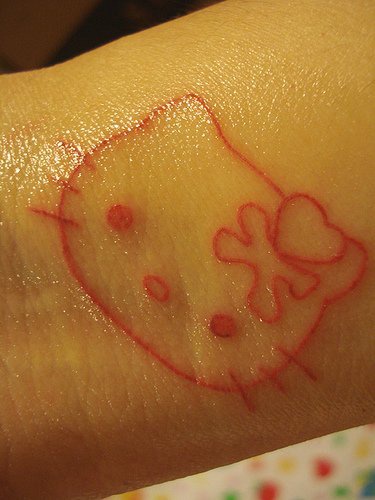 凯蒂猫粉红轮廓纹身图案