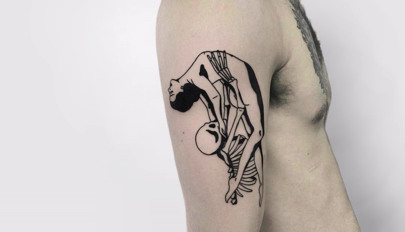 大臂黑色线条趣味组合女人与骨架纹身图案