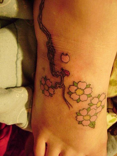 脚背树枝与花朵纹身图案