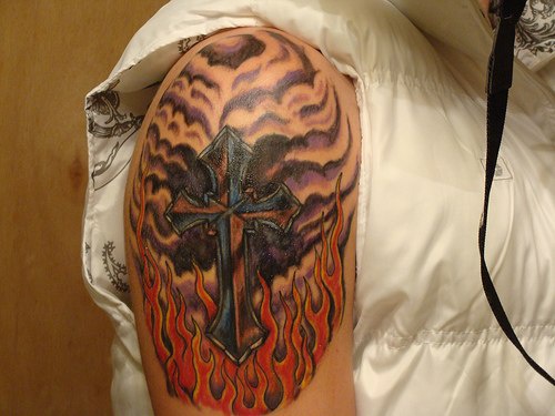 大臂火焰和黑色十字架纹身图案