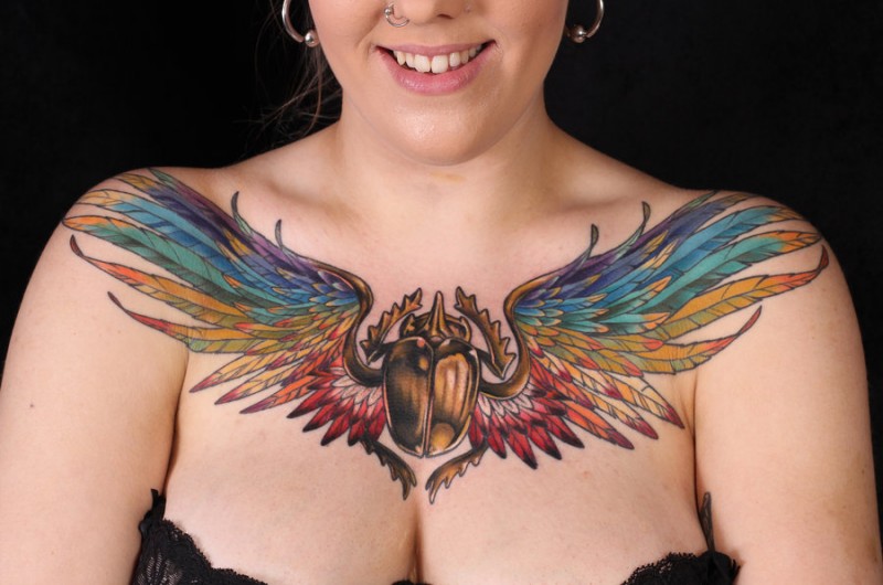 女生胸部埃及圣甲虫翅膀纹身图案