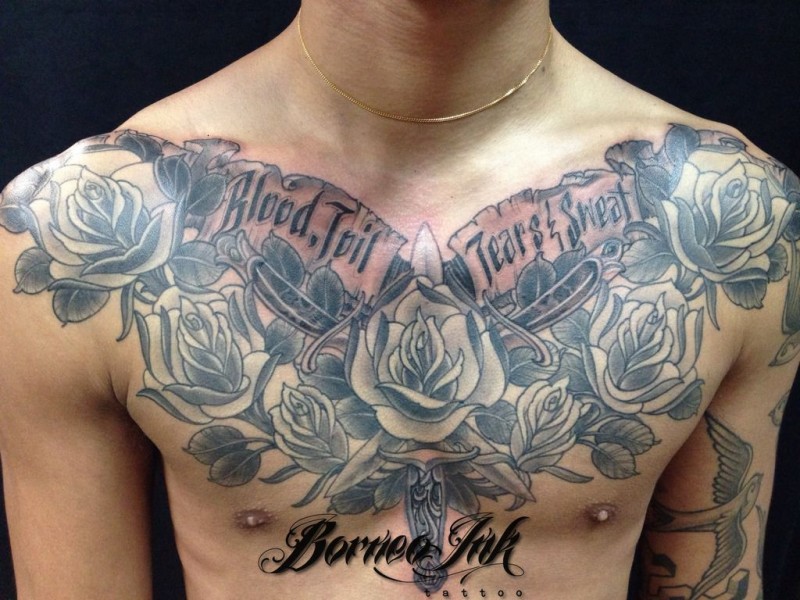 胸部黑灰风格玫瑰花字母纹身图案