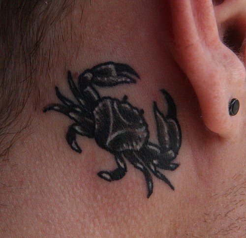 耳后的黑色螃蟹纹身图案