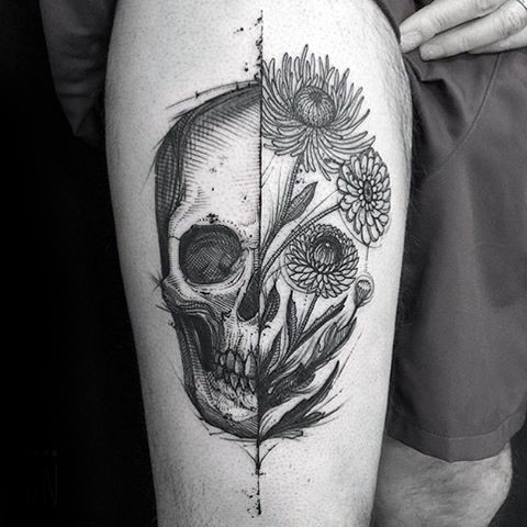大腿雕刻风格黑色骷髅与花朵纹身图案