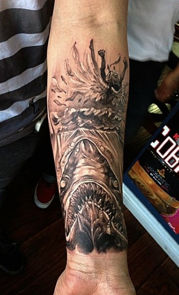 手臂黑色恶魔鲨鱼和下沉的女人纹身图案