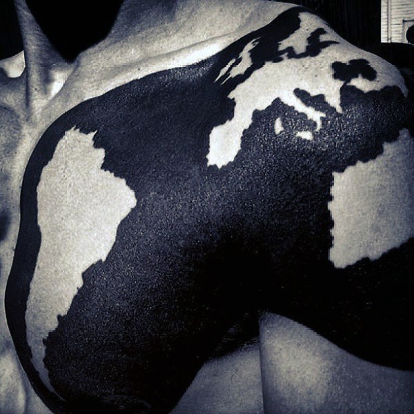 肩部令人难以置信的黑白世界地图纹身图案