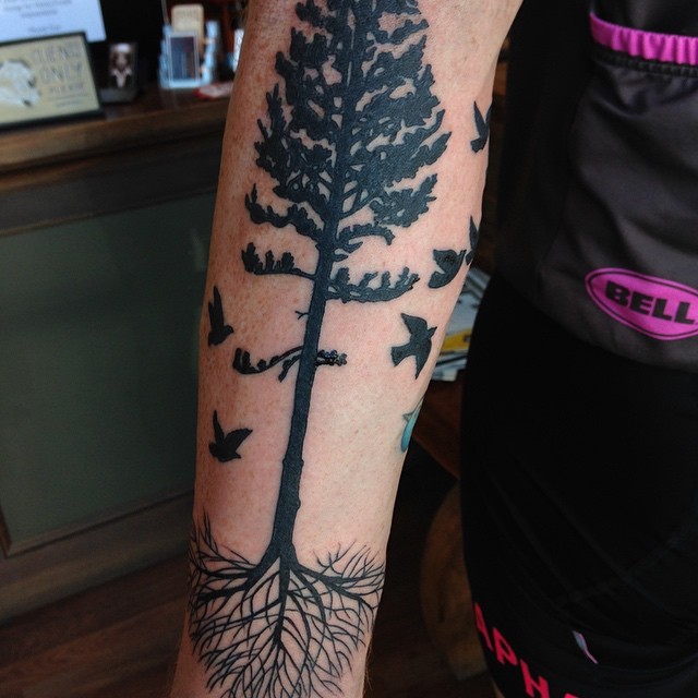 手臂简单的黑色树与飞行鸟类纹身图案