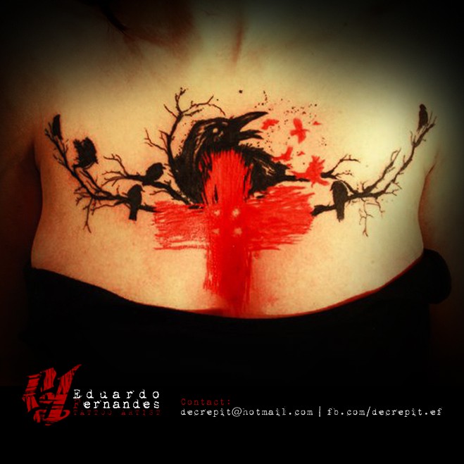 胸部红色的大十字架和鸦在树枝上纹身图案