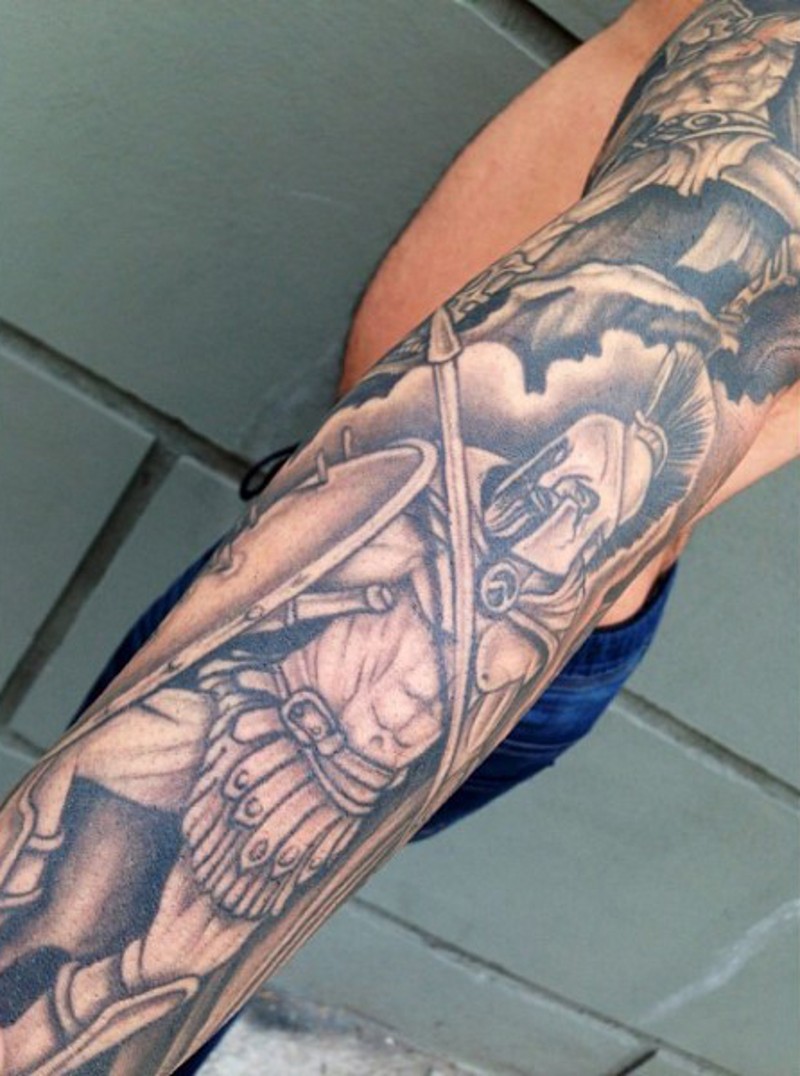 胳膊个性简易的黑白古希腊勇士纹身图案