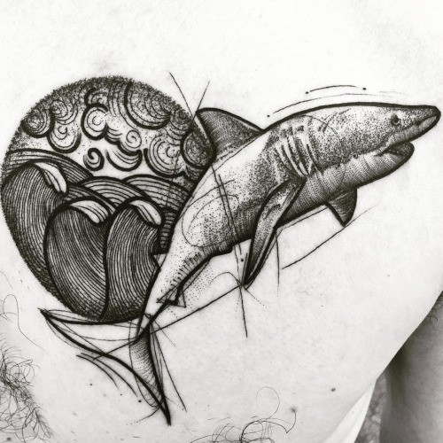胸部素描风格黑色鲨鱼浪花纹身图案