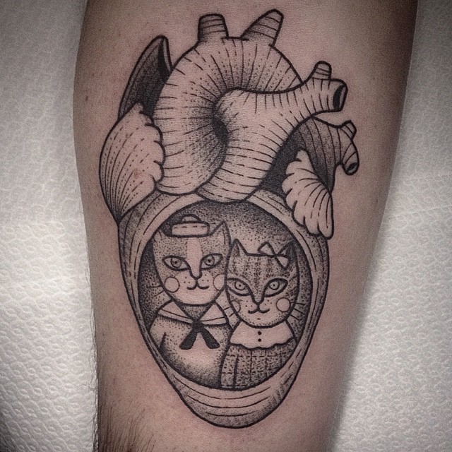 大腿黑色点刺心脏和猫夫妇纹身图案